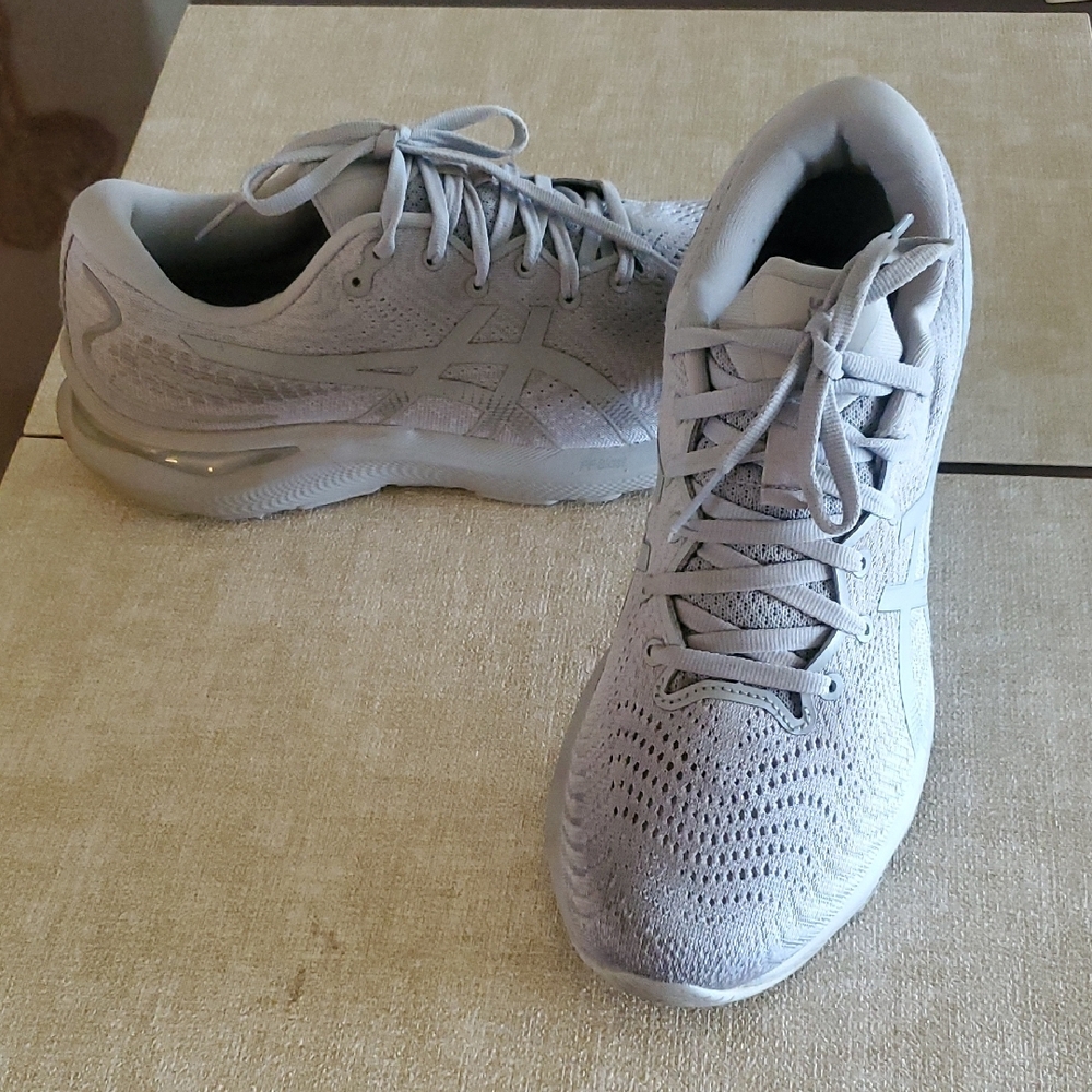 ASICS Women's Size 9 1/2 Gel-Cumulus 24 Light Gray Sneakers